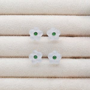 AURUM 金 18K Floral Earring Studs in White Icy Jade