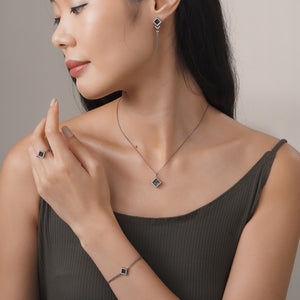 TERRA 方 Necklace in Black Jade