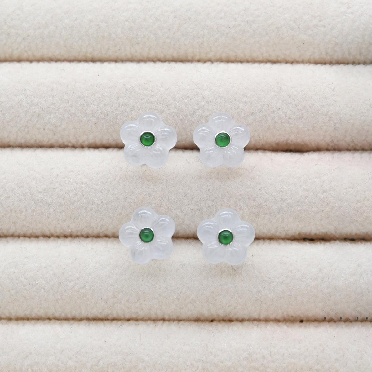 AURUM 金 18K Floral Earring Studs in White Icy Jade
