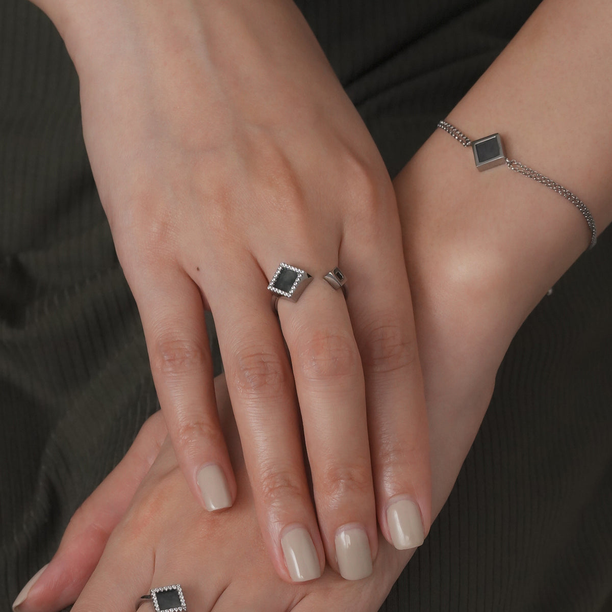 TERRA 方 Open Ring in Black Jade