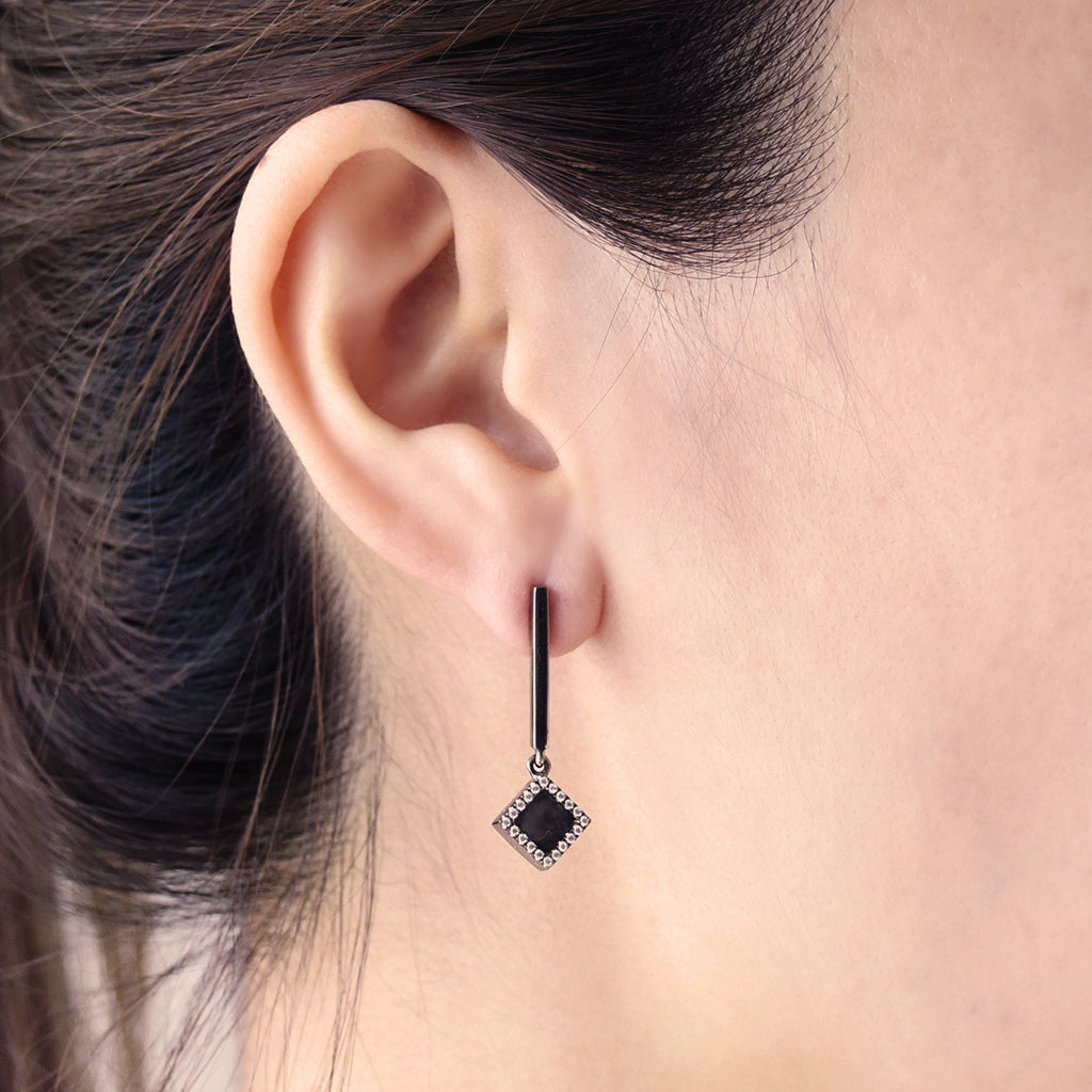 TERRA 方 Dangling Earrings in Black Jade