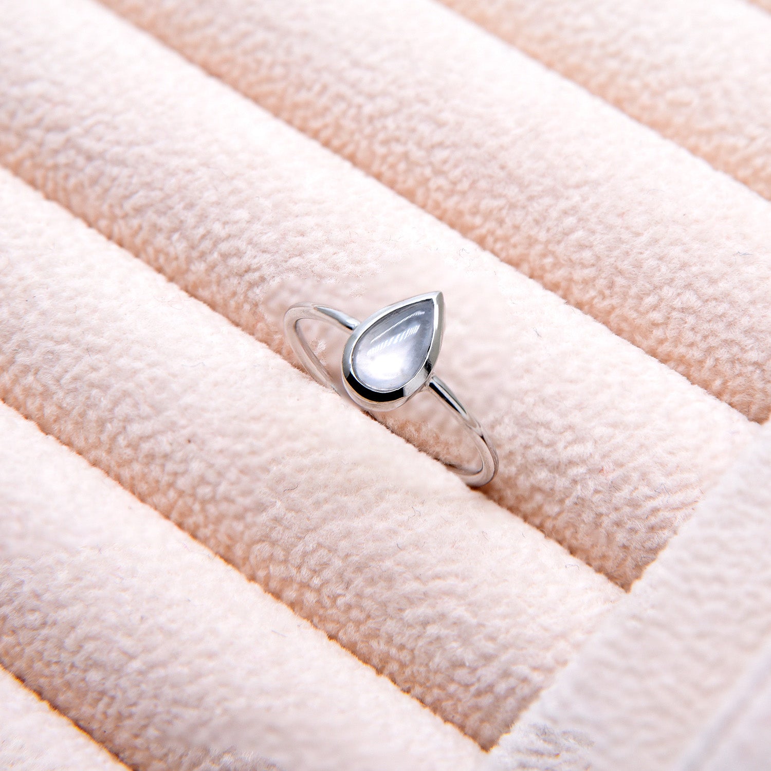 AURUM 金 18K Ring in Ice White Jade